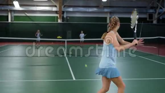 打网球年轻女孩和两个年轻球员比赛网球练习视频的预览图