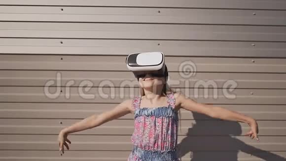 快乐惊讶的小女孩戴着虚拟现实护目镜看电影或玩电子游戏惊喜视频的预览图