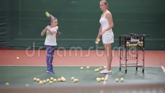 网球比赛练习的场景年轻女孩练习视频的预览图