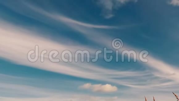 斑驳的云彩漂浮在蓝天上视频的预览图