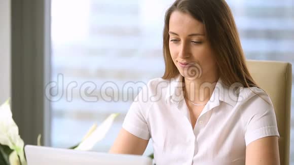 工作场所的漂亮女企业家在笔记本电脑上工作喝咖啡视频的预览图