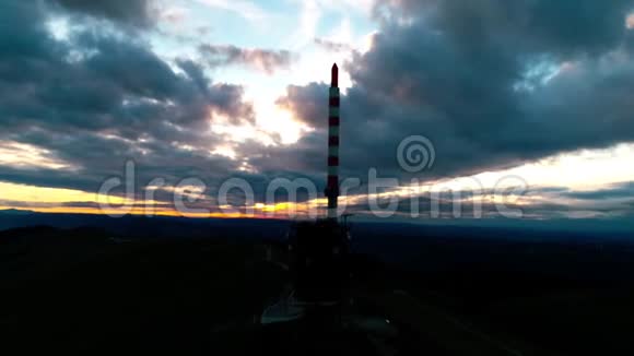 雄伟的空中无人机4k高空飞越高山景观中的现代生态工业能源站视频的预览图