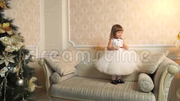 小女孩犹豫了一下然后开始跳到沙发上视频的预览图