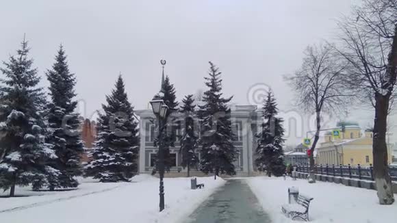 俄罗斯图拉2018年12月14日中午靠近中世纪古堡图拉克里姆林宫的城墙视频的预览图