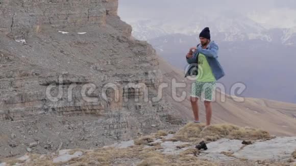 旅行者在背景上用美丽的薄荷风景自拍视频的预览图