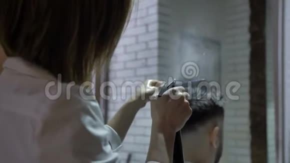 女孩理发师做一个时尚的发型视频的预览图