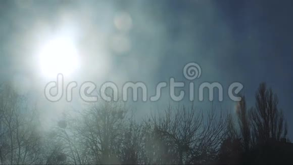 冬日阴天的太阳视频的预览图