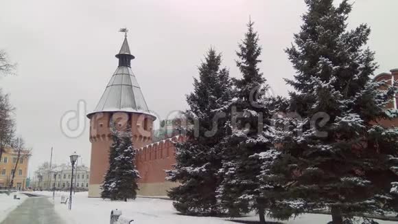 俄罗斯图拉2018年12月14日中午靠近中世纪古堡图拉克里姆林宫的城墙视频的预览图