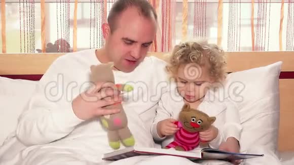快乐的父亲在玩可爱的女儿玩玩具猫视频的预览图