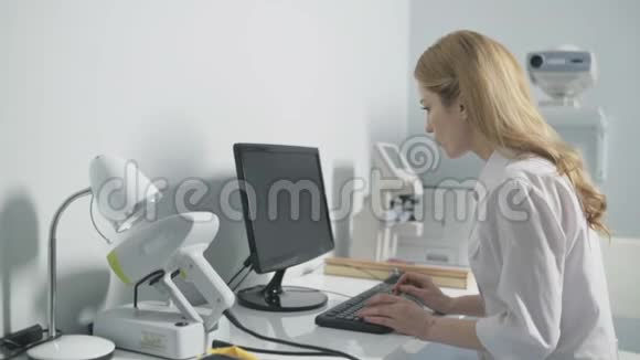 相当年轻的医生在键盘上打字视频的预览图