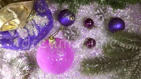 新年舞会圣诞树和节日礼物为背景视频的预览图