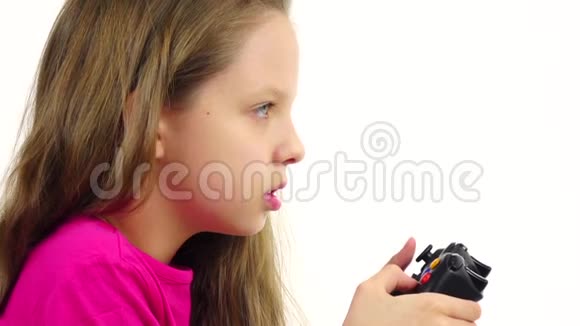 女孩慢动作玩电子游戏白色背景特写视频的预览图