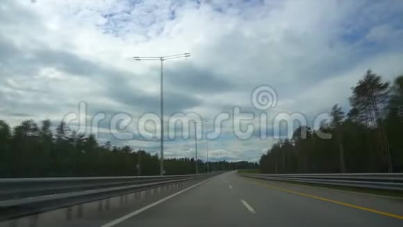 在俄罗斯高速公路上行驶视频的预览图