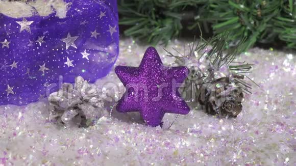 新年玩具以圣诞树和节日礼物为背景视频的预览图
