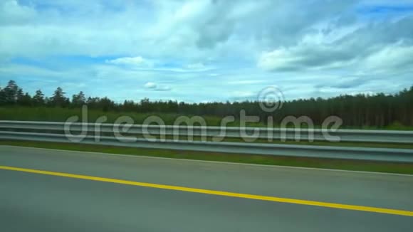 在俄罗斯高速公路上行驶视频的预览图