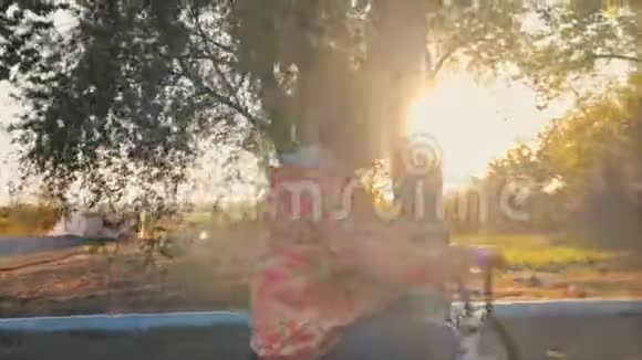 极端的自行车手站在一个阳光明媚的夏天公园里他们在日落时骑车视频的预览图
