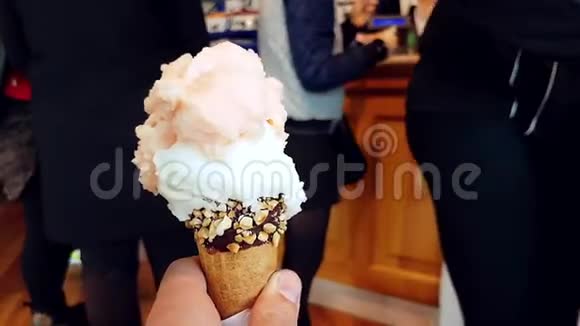手拿冰淇淋锥视频的预览图