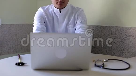 医生正在看手提电脑显示器视频的预览图