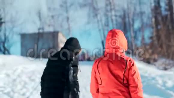一个穿着红色夹克的年轻女人和她十几岁的儿子爬上小山拖着她的油管视频的预览图