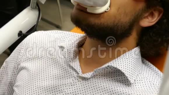 一个人在牙医那里美白牙齿的照片视频的预览图
