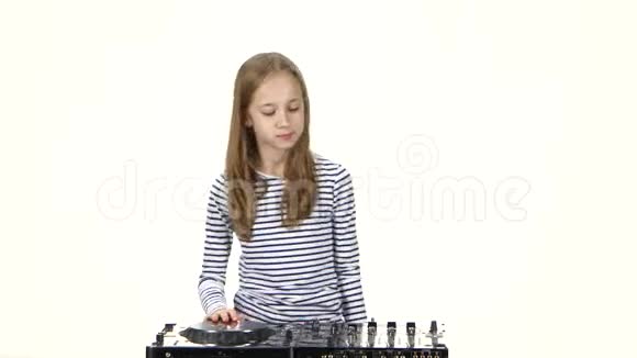 青少年女孩dj玩乙烯基戴耳机白色背景视频的预览图