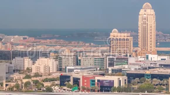 迪拜媒体城市摩天大楼和高尔夫球场上午时间迪拜阿拉伯联合酋长国视频的预览图
