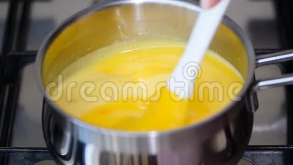 鲜制的果汁柠檬汁奶油冻用搅拌的平底锅搅拌视频的预览图