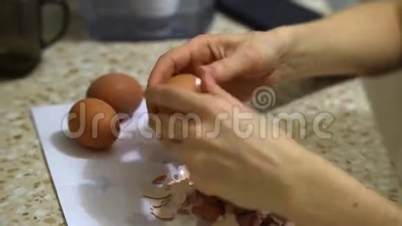 清洗熟鸡蛋视频的预览图