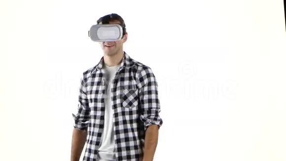 首先看虚拟现实眼镜男人摆了摆手视频的预览图