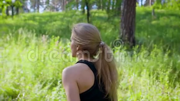 穿运动服装的性感女人独自在夏日美丽的森林里慢跑视频的预览图