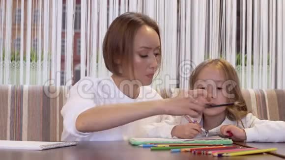 可爱的母亲和女儿一起画画视频的预览图