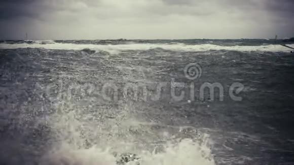 缓缓移动美丽的风暴海带着灯塔视频的预览图