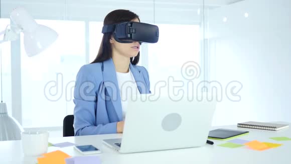 工作时戴虚拟现实眼镜的女性VR护目镜耳机视频的预览图