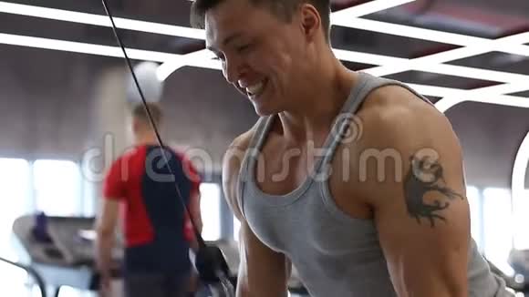 年轻健美男子在健身房为三头肌做运动视频的预览图
