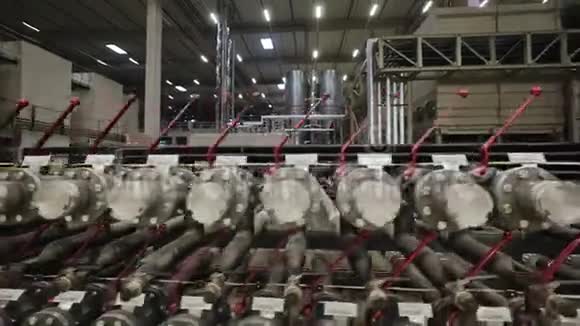 巨大的现代化工厂的内部视野充满了管子管道和其他设备视频的预览图