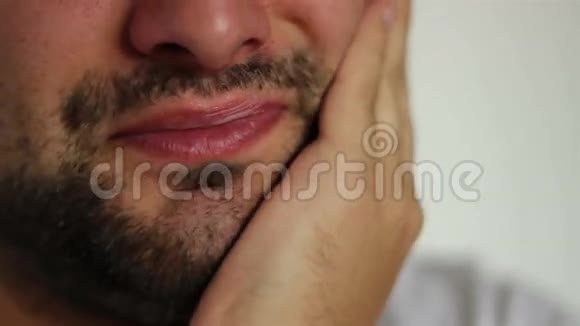 男人抱怨牙痛视频的预览图