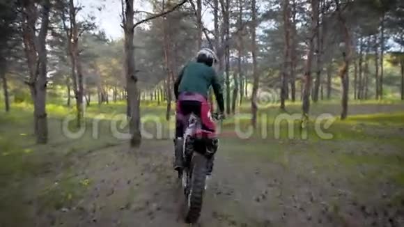 莫托科罗斯森林的内杜罗骑手极限越野赛硬土摩托车视频的预览图