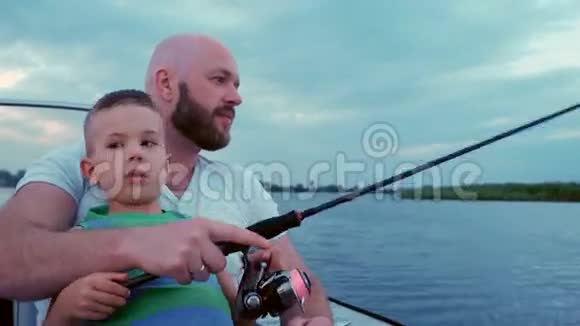 快乐爸爸教孩子钓鱼好爸爸父子钓鱼钓鱼钓鱼坐在船上夏天视频的预览图