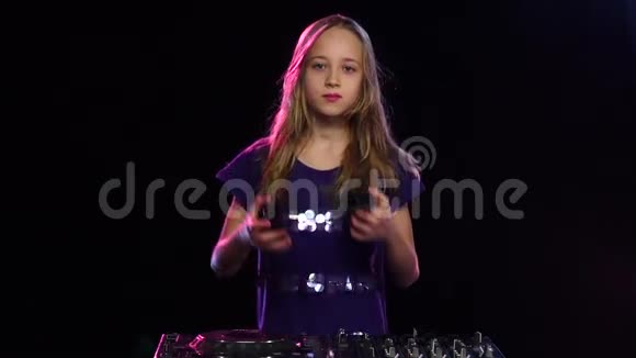 少女DJ戴着耳机开始跳舞慢动作视频的预览图