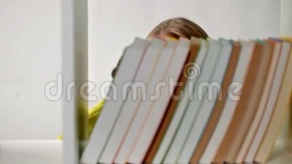 从书架上拿书的小女孩视频的预览图