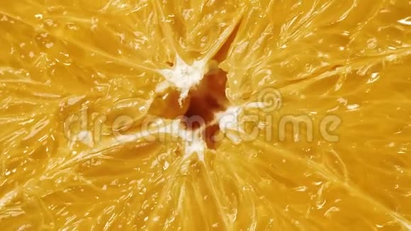 令人毛骨悚然的橙色旋转特写视频的预览图