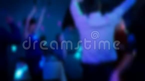 在夜总会跳舞的人不专注的镜头视频的预览图