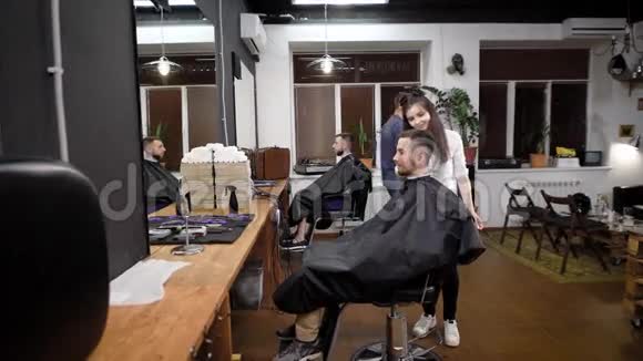 在一家时尚的理发店里有几个游客在理发男人们正在等待理发的结束视频的预览图