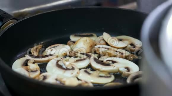 剁碎的蘑菇用植物油在锅里炒视频的预览图