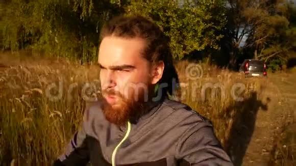 秋天慢跑一个正在训练的人慢动作跑步者的肖像视频的预览图