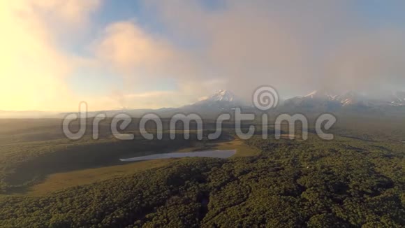 从云层到火山的空中视野视频的预览图