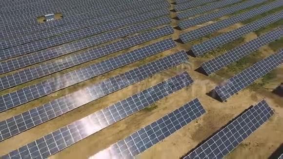 工业太阳能电池板单元沙漠环境生产可再生能源视频的预览图
