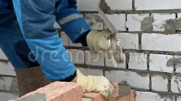 工人铺设砖墙视频的预览图