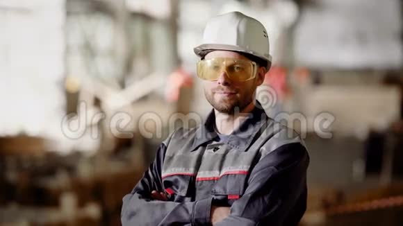 男工在施工穿制服和戴眼镜的人双手交叉在场地背景上视频的预览图