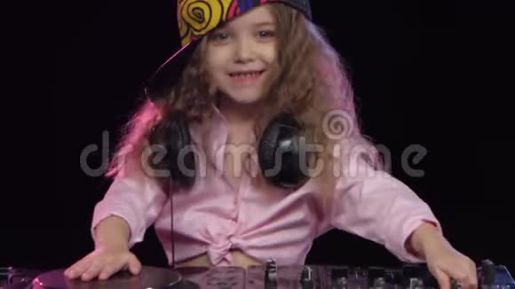 在乙烯基上演奏可爱的宝贝DJ视频的预览图